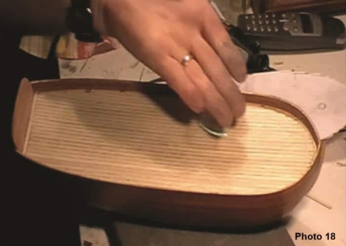 Hoe planken op houten modelschepen maken 20