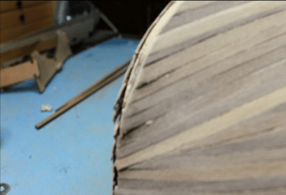 Risanamento delle tavole sul gambo di un modello di nave a prua bluffata 4